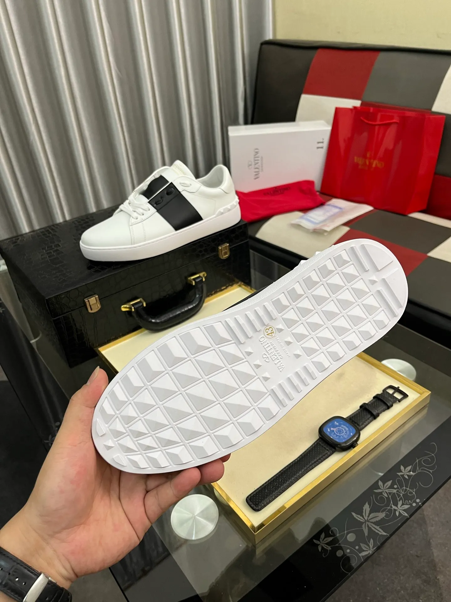 Men's shoes💰420⌚️⌚️Valentino white shoes⚡️Original replicas are coming👉Many pictures of the feet of Internet celebrities🔥Authentic Hong Kong purchased for HKD 5,500⚠️All parts are genuine molds, refuse to look at pictures to make goods👊The upper is made of top-grained cowhide➕3D printed. Water-dyed cow lining inside + cowhide feet, code number: 38-44